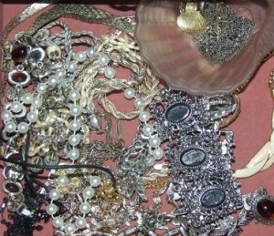 do-clean-old-costume-jewelry